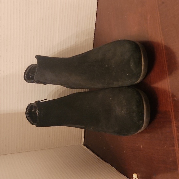 Clarks Boots Size 10 Black Suede Ankle Bootie - Picture 2 of 13